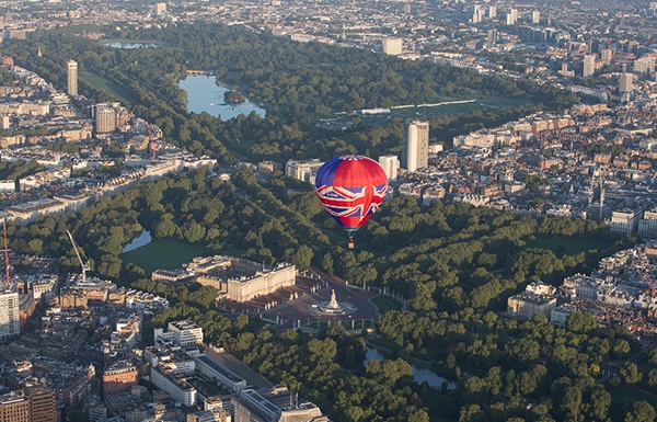 Our Union Jack Hot Air Balloon makes a London balloon flight past Buckingham Palace
For press and media requiring high resolution copy of these aerial images of ballooning over London please contact&nbsp;sales@adventureballoons.co.uk