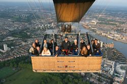 Passengers on our London hot air balloon rides take in the sights.