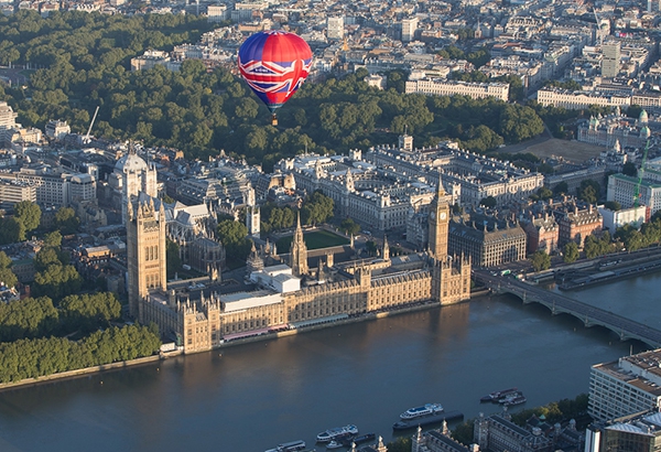 Our Union Jack Hot Air Balloon makes a London balloon flight past Houses of Parliament.
For press and media requiring high resolution copy of these aerial images of ballooning over London please contact&nbsp;sales@adventureballoons.co.uk