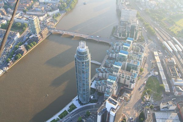 London Balloon Flight crossing the River Thames at&nbsp;Vauxhall&nbsp;Bridge&nbsp;with the MI5 building in view