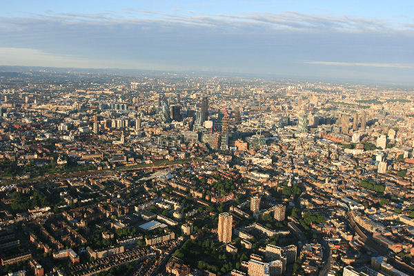 City of London and Norman Fosters Gherkhin
Click here
to find out where you can buy a gift voucher to fly in a hot air balloon over London with someone special