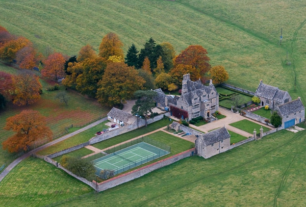 Drifting by an Oxford Manor House in a hot air balloon