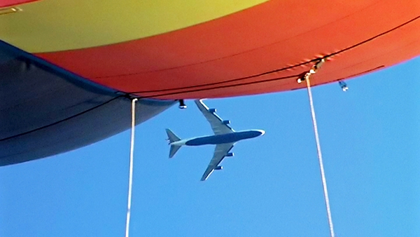 As we fly over central London we pass underneath the approaching aircraft landing at Heathrow. Air traffic controllers based at Swanwick are responsible for making sure that there is at least 1000 feet vertical separation between the balloon and the aircraft flying overhead of us.