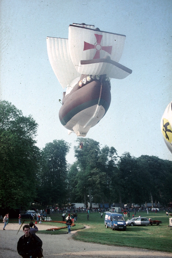 At last the Santa Maria Balloon takes to the skies and flies off towards the boulangerie in the town of Balleroy.