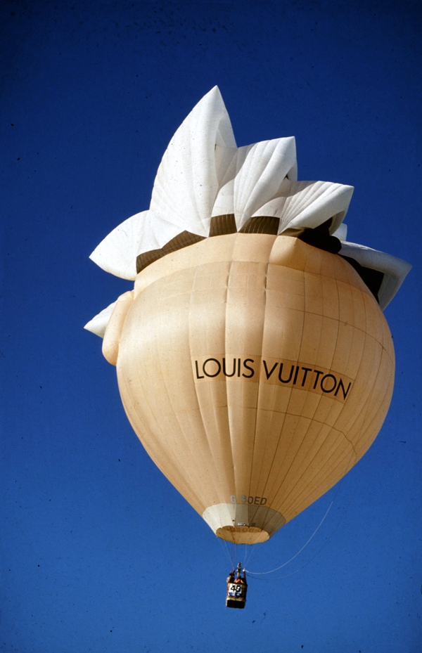 The Sydney Opera House Balloon comes in to land